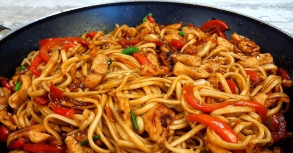 Удон с курицей и овощами в соевом соусе Удон с курицей и овощами в соевом соусе