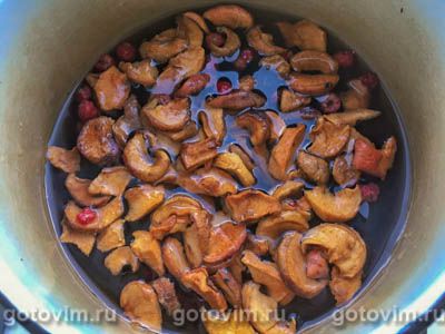 Компот из сушеных яблок и свежих ягод Компот из сушеных яблок и свежих ягод