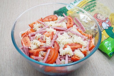 Салат с макаронами, салями и помидорами