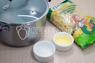 Салат с макаронами, салями и помидорами