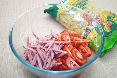 Салат с макаронами, салями и помидорами