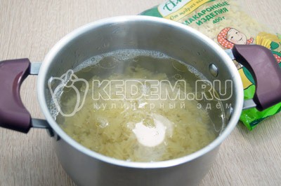Салат с макаронами, салями и помидорами