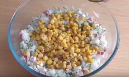 Салаты с крабовыми палочками и рисом — приготовление по классическим рецептам Салаты с крабовыми палочками и рисом — приготовление по классическим рецептам