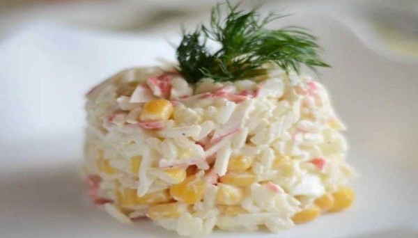 Салаты с крабовыми палочками и рисом — приготовление по классическим рецептам Салаты с крабовыми палочками и рисом — приготовление по классическим рецептам