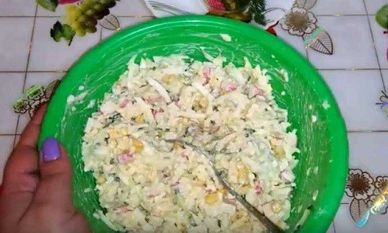 Салаты с крабовыми палочками и рисом — приготовление по классическим рецептам Салаты с крабовыми палочками и рисом — приготовление по классическим рецептам