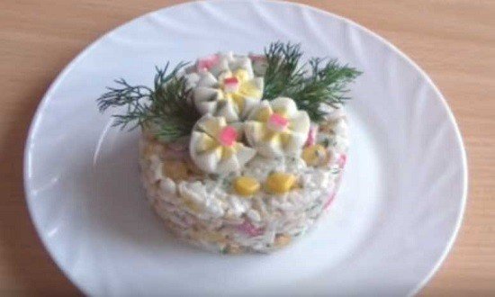 Салаты с крабовыми палочками и рисом — приготовление по классическим рецептам Салаты с крабовыми палочками и рисом — приготовление по классическим рецептам