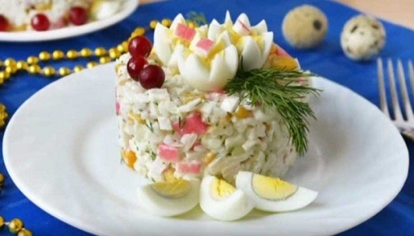 Салаты с крабовыми палочками и рисом — приготовление по классическим рецептам Салаты с крабовыми палочками и рисом — приготовление по классическим рецептам