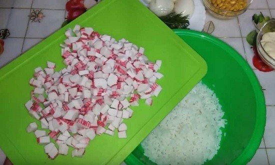 Салаты с крабовыми палочками и рисом — приготовление по классическим рецептам Салаты с крабовыми палочками и рисом — приготовление по классическим рецептам