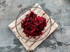 Бутерброды со свеклой и селедкой