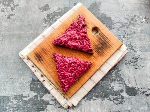 Бутерброды со свеклой и селедкой