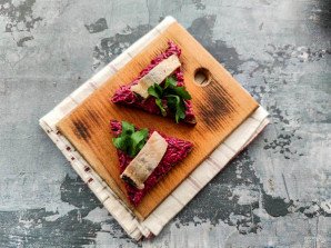 Бутерброды со свеклой и селедкой
