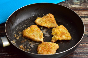 Медальоны из индейки в кунжуте