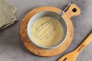 Рулетики из яйца, колбасы и сыра