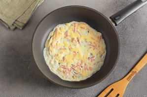 Рулетики из яйца, колбасы и сыра