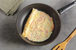 Рулетики из яйца, колбасы и сыра
