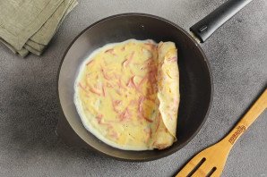 Рулетики из яйца, колбасы и сыра