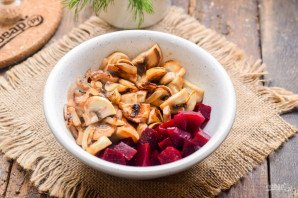 Салат из свеклы с грибами