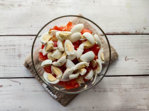 Салат с куриной грудкой и перепелиными яйцами Салат с куриной грудкой и перепелиными яйцами