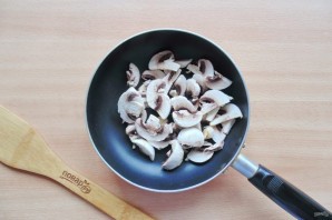 Слоеный салат с курицей и картофелем