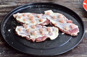 Свинина с ветчиной и сыром в духовке