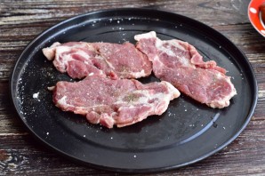 Свинина с ветчиной и сыром в духовке