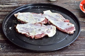 Свинина с ветчиной и сыром в духовке