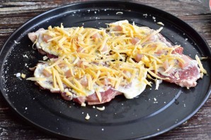 Свинина с ветчиной и сыром в духовке