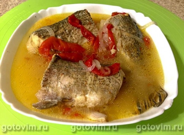 Тушеная щука с помидорами и луком Тушеная щука с помидорами и луком