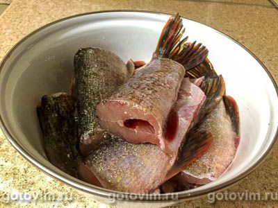 Тушеная щука с помидорами и луком Тушеная щука с помидорами и луком