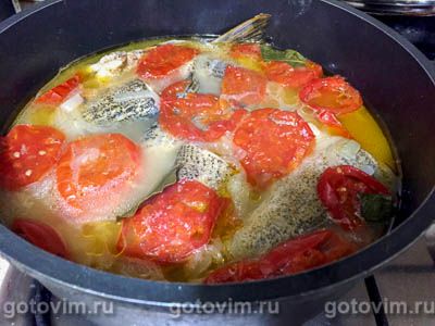Тушеная щука с помидорами и луком Тушеная щука с помидорами и луком