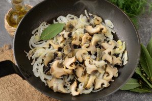 Рапаны жареные с луком Рапаны жареные с луком