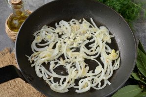 Рапаны жареные с луком Рапаны жареные с луком