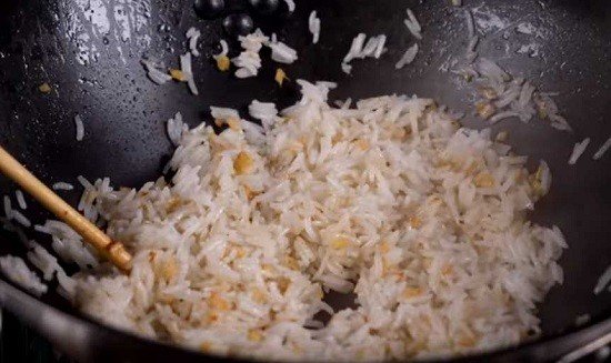 Как приготовить жареный рис с овощами и яйцом на сковороде вкусно по простым рецептам
Как приготовить жареный рис с овощами и яйцом на сковороде вкусно по простым рецептам