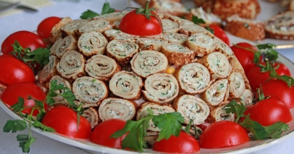 Салат с блинами и ветчиной