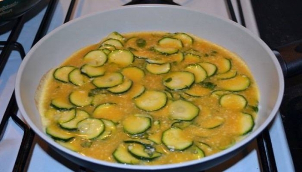 
Омлет на сковороде с сыром &mdash; 5 рецептов с овощами	