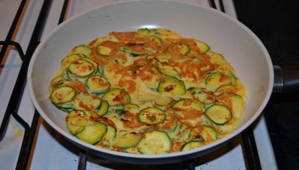 
Омлет на сковороде с сыром &mdash; 5 рецептов с овощами	