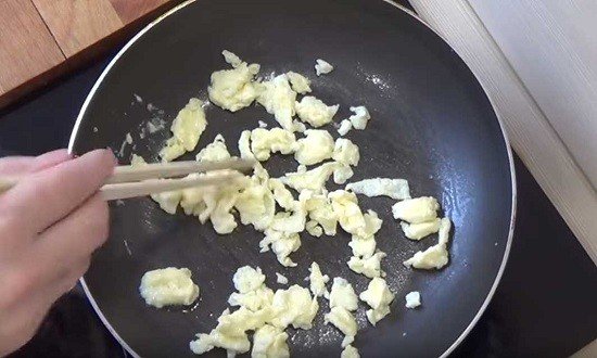 Как приготовить жареный рис с овощами и яйцом на сковороде вкусно по простым рецептам
Как приготовить жареный рис с овощами и яйцом на сковороде вкусно по простым рецептам