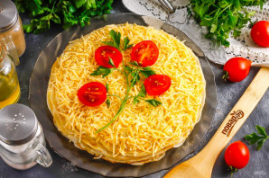 Блинный торт с помидорами и сыром