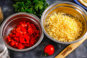 Блинный торт с помидорами и сыром