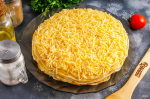 Блинный торт с помидорами и сыром