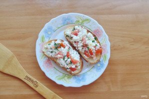 Бутерброды с творогом и помидорами