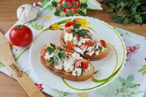 Бутерброды с творогом и помидорами
