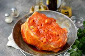 Буженина с морковью и чесноком Буженина с морковью и чесноком