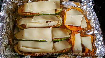 Цуккини (кабачки) с мясными фрикадельками и сыром Цуккини (кабачки) с мясными фрикадельками и сыром