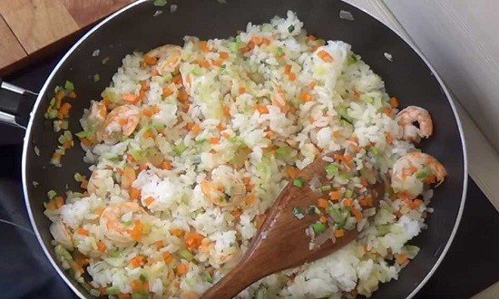 Как приготовить жареный рис с овощами и яйцом на сковороде вкусно по простым рецептам
Как приготовить жареный рис с овощами и яйцом на сковороде вкусно по простым рецептам