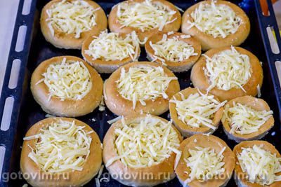 Фаршированные бублики с колбасой и сыром в духовке