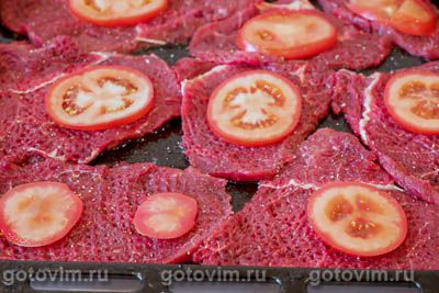 Говядина с сыром и помидорами, запеченная в духовке