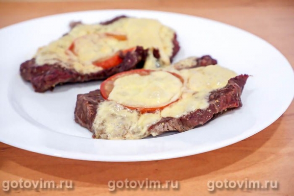 Говядина с сыром и помидорами, запеченная в духовке