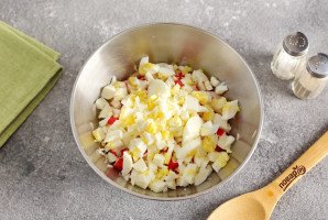 Крабовый салат с капустой и горошком