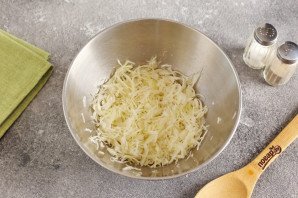 Крабовый салат с капустой и горошком